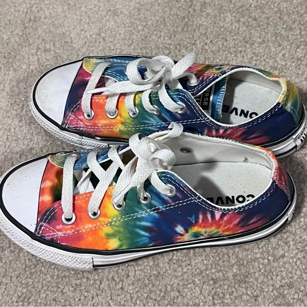 EUC youth girl’s tie dyed Converse